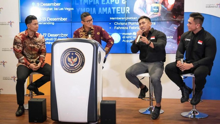 Sandiaga Uno bersama atlet binaraga dalam pertemuan mingguan bersama media di Gedung Sapta Pesona, Jakarta.