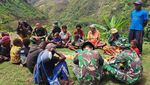 Suasana Hangat Kala Satgas Pamtas Makan Bareng Warga Papua