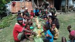 Suasana Hangat Kala Satgas Pamtas Makan Bareng Warga Papua