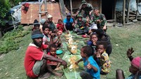 Rampak warga dan TNI bergembira, sambil berkomunikasi satu sama lainnya.