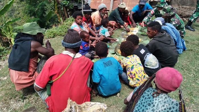 Satgas Pamtas Makan Bareng Warga di Papua Satgas Pamtas Yonif R 142/KJ membuktikan kedekatannya dengan masyarakat di Laor, Distrik Kanggime, Tolikara, Papua. Mereka makan bersama dengan warga di distrik tersebut.