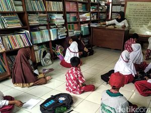 Siswa Belajar Lesehan di Perpustakaan Imbas Atap di Sukabumi Ambruk