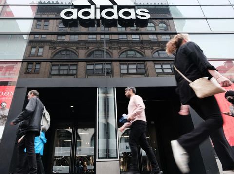 Sejumlah orang berlalu lalang di depan toko Adidas di Manhattan, New York City, Selasa (25/10/2022). Adidas merupakan brand pakaian olahraga besar dari Jerman.