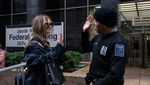 Si Penipu Ulung Anna Delvey Pakai Monitor di Kaki