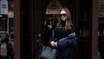 Si Penipu Ulung Anna Delvey Pakai Monitor di Kaki