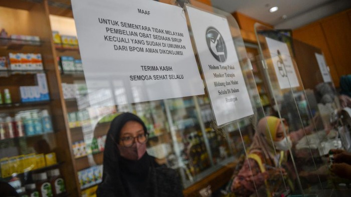 Sebuah tulisan informasi tidak melayani pembelian obat sirop dipasang oleh petugas Dinas Kesehatan di sebuah apotek di Kota Bandung, Jawa Barat, Rabu (26/10/2022). Sidak yang dilakukan oleh Dinas Kesehatan dan BPOM Kota Bandung tersebut dilakukan untuk memastikan peredaran obat sirop yang dilarang di Kota Bandung sudah tidak di tersedia di apotek. ANTARA FOTO/Raisan Al Farisi/rwa.
