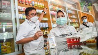 Petugas menunjukkan obat sirop yang boleh dikonsumsi saat melakukan sidak obat sirop di sebuah apotek di Kota Bandung, Jawa Barat, Rabu (26/10/2022).