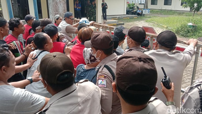 Simulasi Aksi Protes Warga saat Keadaan Darurat di Kilang Pertamina Indramayu