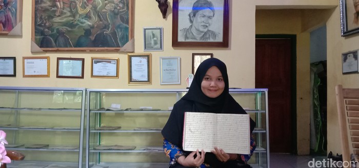 Sri Tanjung, milenial penerjemah naskah kuno dari Indramayu.