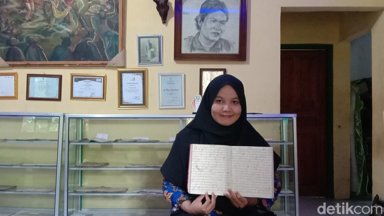 Sri Tanjung, milenial penerjemah naskah kuno dari Indramayu. Sri Tanjung, milenial penerjemah naskah kuno dari Indramayu.