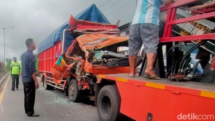 Kondisi truk hantam truk tangki di jalan Yogya-Solo, Jogonalan Klaten.