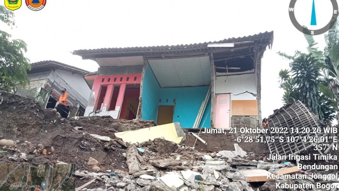 Tanah di pinggir sungai di Bogor longsor