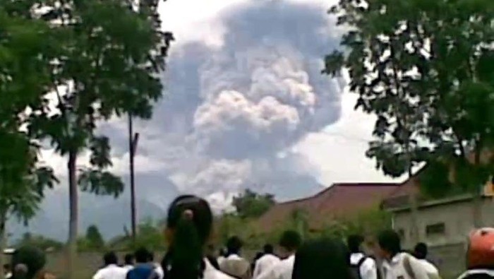 Tangkapan layar video erupsi Gunung Merapi tahun 2010.