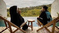 Keseharian Taqy Malik selain mengisi dakwah dirinya juga menghabiskan waktu bersama istrinya. Minum minunan hangat di pinggir kolam jadi cara pasangan ini membuka hari. Foto: Instagram/taqymalik