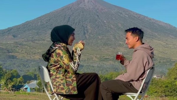 Terseret Isu Trading, Ini Momen Taqy Malik Ngeteh di Kaki Gunung