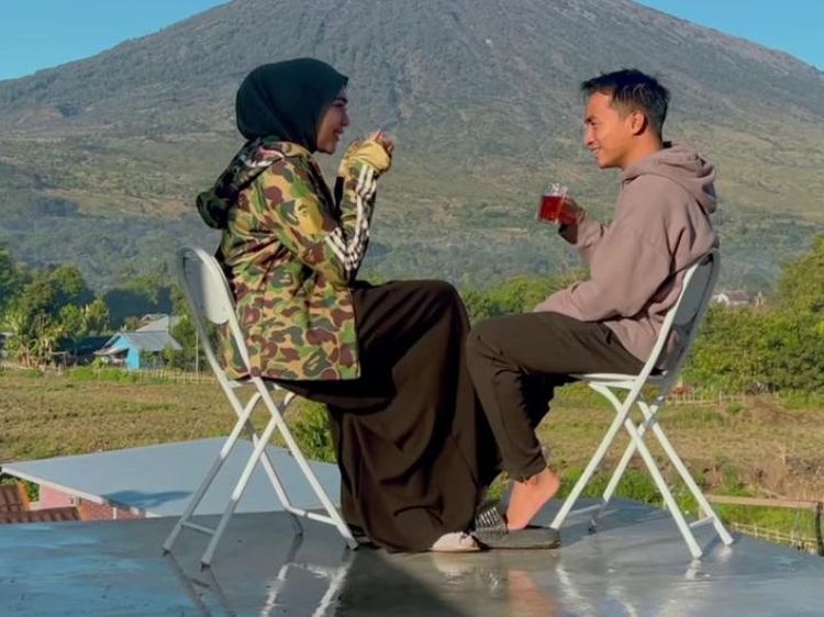 Terseret Isu Trading, Ini Momen Taqy Malik Ngeteh di Kaki Gunung