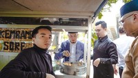 Saat memasuki hari Jumat, Taqy Malik sering berbagi makanan. Satu gerobak bakso diboyongnya untuk dinikmati bersama jamaah solat Jumat lainnya. Foto: Instagram/taqymalik