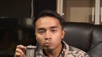 Taqy Malik memiliki bisnis kuliner yang dikelolanya. Camilan berupa keripik pisang cokelat menjadi salah satu produk yang diproduksinya. Foto: Instagram/taqymalik