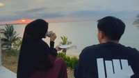 Ketika menjelang sore hari, Taqy Malik dan istri juga rutin mengonsunsi air saffron. Duduk di tepi danau sambil menikmati air saffron menjadi penutup hari yang menyegarkan baginya. Foto: Instagram/taqymalik