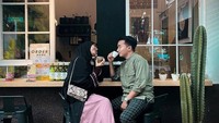 Sesekali Taqy Malik dan istrinya mengunjungi kedai kopi untuk bersantai berdua. Ada es kopi susu dan kopi hangat yang dipesan oleh keduanya sambil duduk bersama dan bertatapan mesra. Foto: Instagram/taqymalik