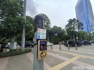 Waduh! Tiang Rambu Pelican Crossing di Sudirman Kini Buntung