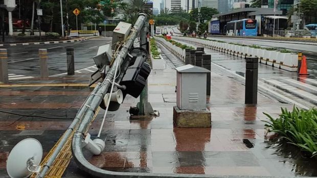 Tiang Rambu Pelican Crossing di Sudirman Roboh