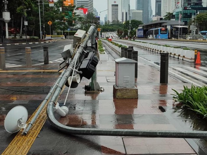 Tiang Rambu Pelican Crossing di Sudirman Roboh