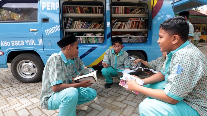Tingkatkan Literasi Pelajar dengan Perpustakaan Keliling Kemendikbud Ristek berupaya meningkatkan kemampuan membaca dan menulis (literasi) pelajar. Salah satunya dengan perpustakaan keliling.