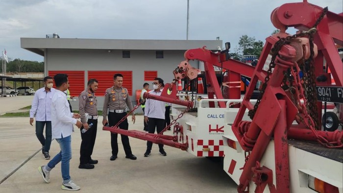 Alat derek yang disiapkan jelang beroperasinya tol Pekanbaru-Bangkinang. (Foto: Istimewa)