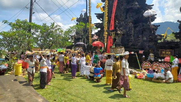 Tradisi Sabha Dalem setiap satu tahun sekali di Kecamatan Sawan, Kabupaten Buleleng, Bali, Selasa (25/10/2022).