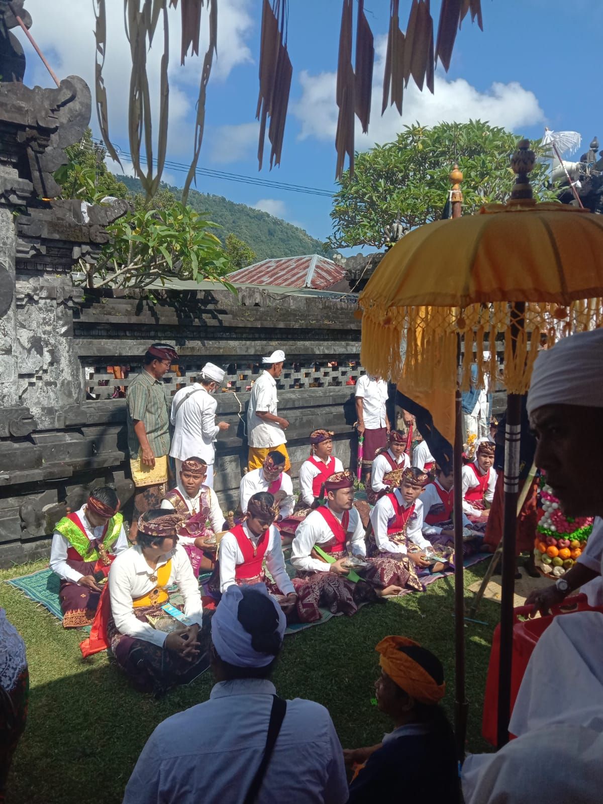 Tradisi Sabha Dalem setiap satu tahun sekali di Kecamatan Sawan, Kabupaten Buleleng, Bali, Selasa (25/10/2022).