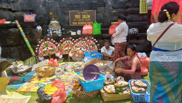Tradisi Sabha Dalem setiap satu tahun sekali di Kecamatan Sawan, Kabupaten Buleleng, Bali, Selasa (25/10/2022).