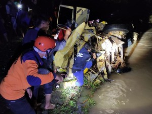 Truk Angkut Tebu Terseret Arus Sungai di Blitar, 1 Orang Selamat 4 Hilang