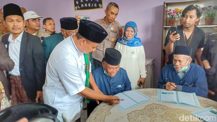 Wagub Jabar Uu Ruzhanul Ulum ajari lansia mengaji di Griya Lansia Ciparay
