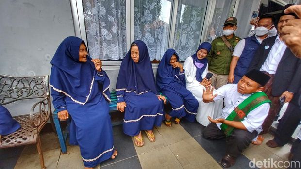 Wagub Jabar Uu Ruzhanul Ulum ajari lansia mengaji di Griya Lansia Ciparay