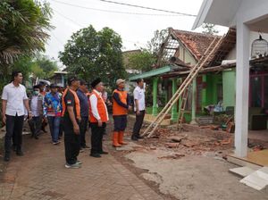 Puluhan Rumah Rusak Disapu Puting Beliung, Wabup Pasuruan Salurkan Bantuan