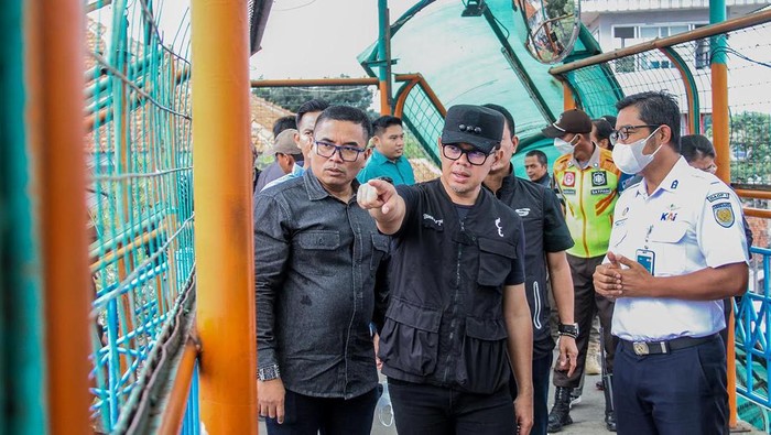 Wali Kota Bogor Bima Arya mengecek JPO rusak di Stasiun Bogor.