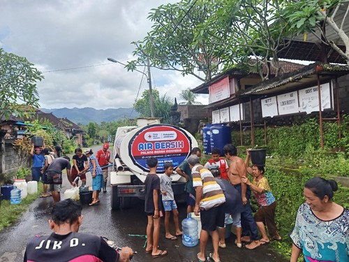 Warga Banjar Kedisan, Desa Yehembang Kauh, Kecamatan Mendoyo, Kabupaten Jembrana, Bali, berebut untuk mendapat distribusi air bersih, Rabu (26/10/2022) (I Putu Adi Budiastrawan/detikBali)