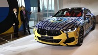 Ramesh Divyanathan, President Director BMW Group Indonesia, dan Aaron Seeto, Director Museum MACAN melihat mobil BMW THE 8 X JEFF KOONS di Museum MACAN, Jakarta, Selasa (25/10/2022). 