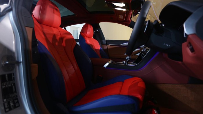 Wujud BMW Seri The 8 X Jeff Koons, Satu-satunya di Asia Tenggara BMW Indonesia menghadirkan satu mobil spesial, yakni M850ixDrive Gran CoupΓ©, merupakan hasil kolaborasi dengan seniman. Mobil ini hanya ada tersedia satu unit di Asia Tenggara.