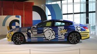 Sebelumnya, BMW menggandeng Jeff Koons untuk membuat 99 unit Seri 8 Gran Coupe jadi lebih keren, yang kemudian disebut sebagai proyek THE 8 X JEFF KOONS. Pertama kali mobil hasil kolaborasi ini dipamerkan di Amerika dan salah satu unitnya kini dipajang di Indonesia. 