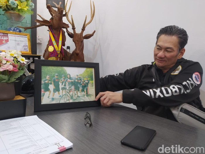 Pembina Batam Fighter Club (BFC), Yakop Sutjipto menunjukkan foto bersama Jeka Saragih. saat itu masih berlatih di BFC.(Alamudin)