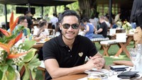 Hari Minggu Rino diisi dengan agenda santai. Ia makan di kafe yang bernuansa asri. 