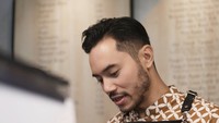 Wah, tak hanya menikmati kopi nih! Rupanya Rino Soedarjo pernah mencoba jadi seorang barista. Ia menggunakan celemek saat beraksi.