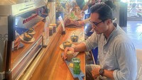 Foto ini juga menjadi bukti kalau Rino sangat suka kopi. Ia punya kedai kopi favorit saat di Ubud, Seniman Coffee.