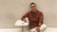 Rino ternyata salah seorang penggemar kopi. Saat mampir ke coffee shop, ia tak lupa mengabadikan momen. Morning.. #blessed #coffee tulisnya di keterangan foto.