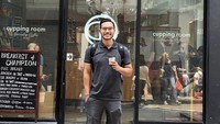 Kecintaan Rino Soedarjo akan kopi kembali terlihat dalam foto. Ia berburu kopi enak saat di Hong Kong nih!