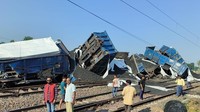 Pekerjaan restorasi sedang berlangsung setelah gerbong batu bara dari kereta barang tergelincir di stasiun Gurpa antara stasiun kereta api Koderma dan Manpur divisi Dhanbad di Koderma, India, Rabu, (26/10/2022).