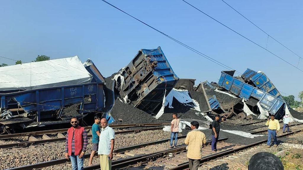 53 Gerbong Batubara di India Tergelincir, Lalu Lintas Kereta Terganggu