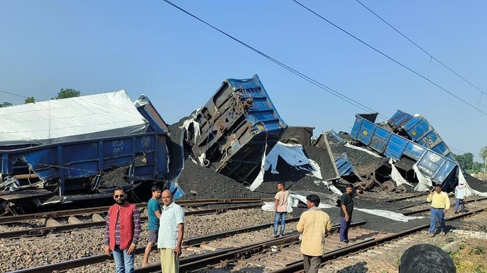 53 Gerbong Batubara di India Tergelincir, Lalu Lintas Kereta Terganggu Pekerjaan restorasi berlangsung setelah kereta barang bermuatan batubara tergelincir di stasiun Gurpa antara stasiun kereta api Koderma dan Manpur, Dhanbad, Koderma, India, Rabu (26/10/2022). Akibat kejadian itu, lalu lintas kereta api di bagian GayaβDhanbad di Bihar terganggu.